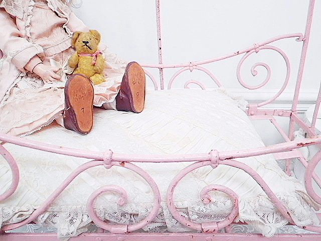 ピンクのアイアン ドールベッド - 薔薇と天使のアンティーク