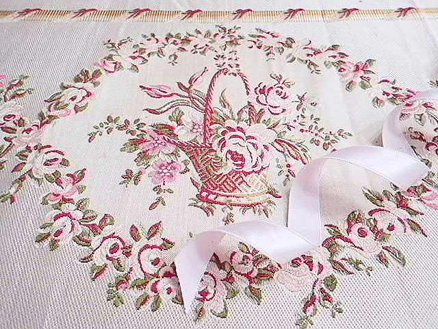 アンティーク リヨンシルク織刺繍絵 泉で水汲みをする少女達 専門店