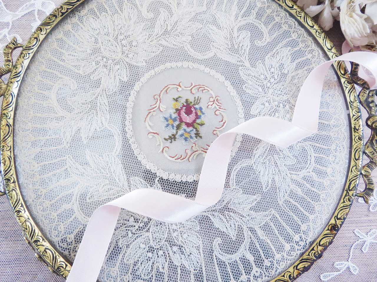 プティポワン刺繍リボンガラストレイ - 薔薇と天使のアンティーク