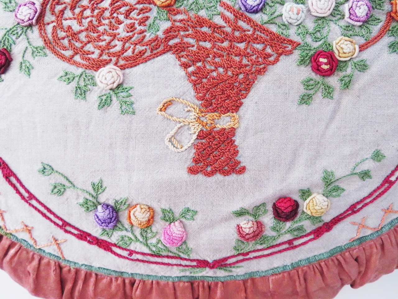 甘美 花かご刺繍クッション - 薔薇と天使のアンティーク